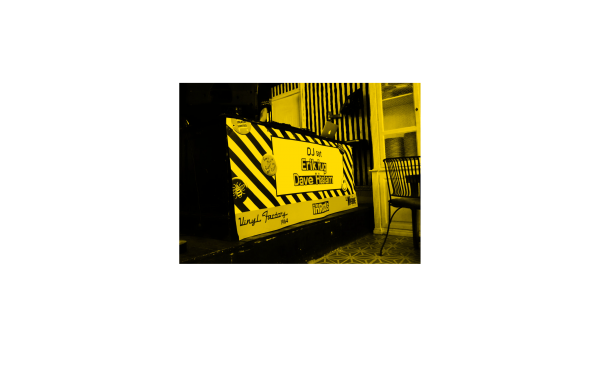 dj booth de la release party de l'autobiographie de Dave haslam