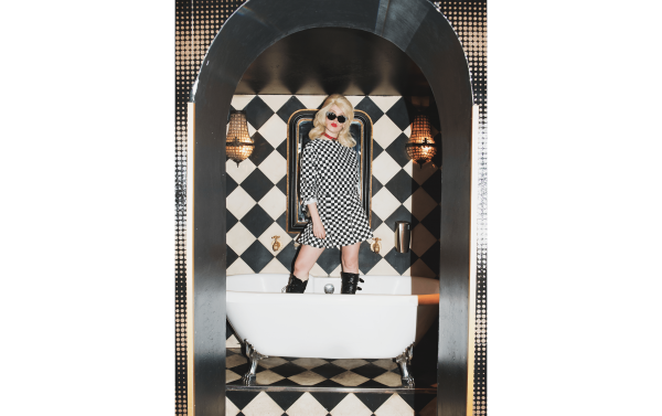 campagne on tour with black honey de la marque de lunette vinyl factory shootée dans la salle de concert le bus palladium à paris