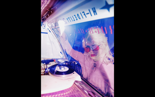 campagne on tour with black honey de la marque de lunette vinyl factory shootée dans la salle de concert le bus palladium à paris