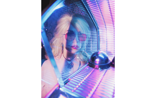 campagne on tour with black honey de la marque de lunette vinyl factory shootée dans la salle de concert le bus palladium à paris