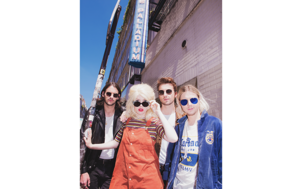 campagne on tour with black honey de la marque de lunette vinyl factory shootée dans la salle de concert le bus palladium à paris