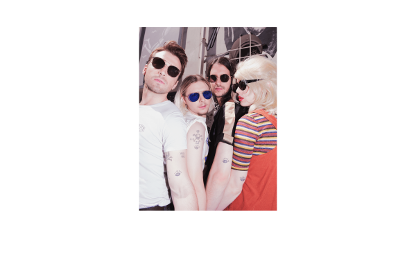 campagne on tour with black honey de la marque de lunette vinyl factory shootée dans la salle de concert le bus palladium à paris