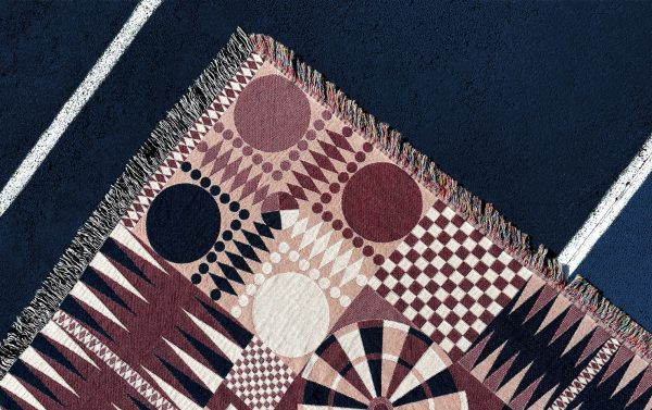 plaid tissé aux motifs de jeux de société dessiné par Justine Figueiredo