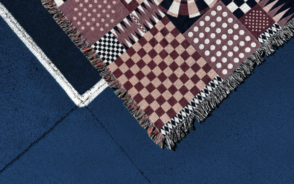 plaid tissé aux motifs de jeux de société dessiné par Justine Figueiredo