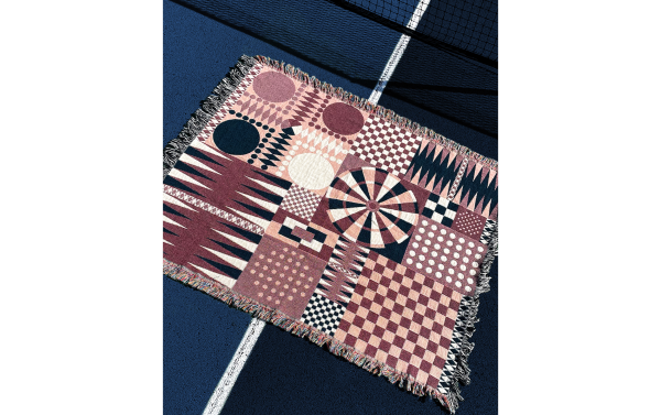 plaid tissé aux motifs de jeux de société dessiné par Justine Figueiredo