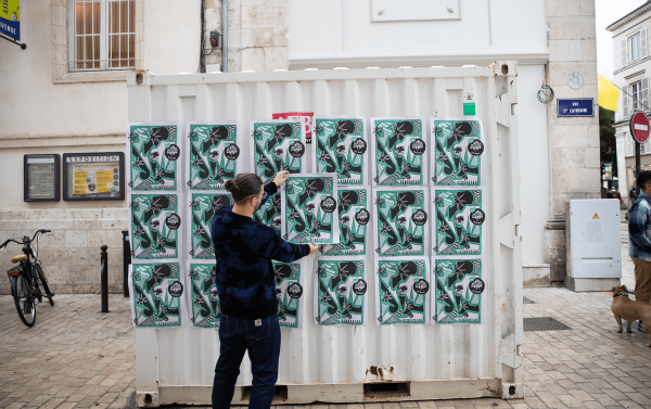 affiche de la collaboration entre deus ex machina la boutique renouveau Orléans et Justine Figueiredo affichée dans les rues d'orléans
