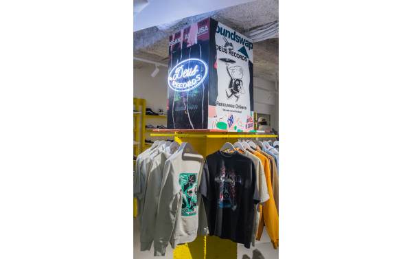 vêtements de la collection issue collaboration entre deus ex machina la boutique renouveau Orléans et Justine Figueiredo