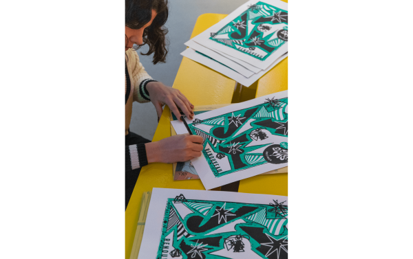 signature des sérigraphies en édition limitée imprimées par l'atelier pomme à Orléans pour la collaboration entre deus ex machina la boutique renouveau Orléans