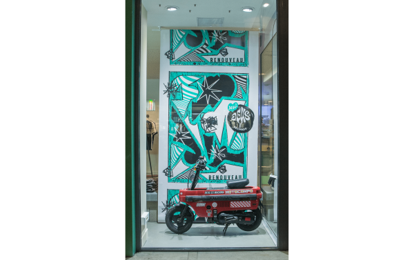 vitrine de la collaboration entre deus ex machina la boutique renouveau Orléans