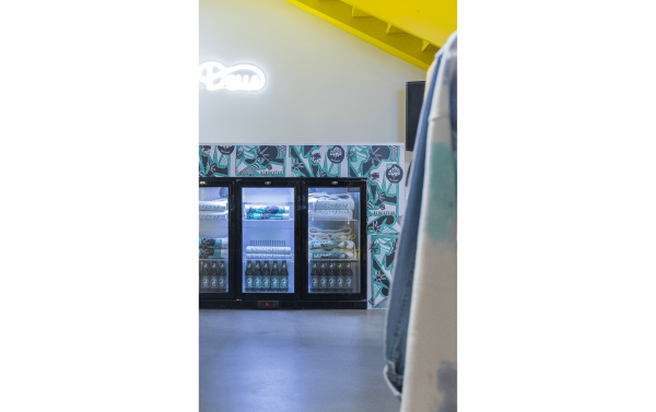 display de la collaboration entre deus ex machina la boutique renouveau Orléans