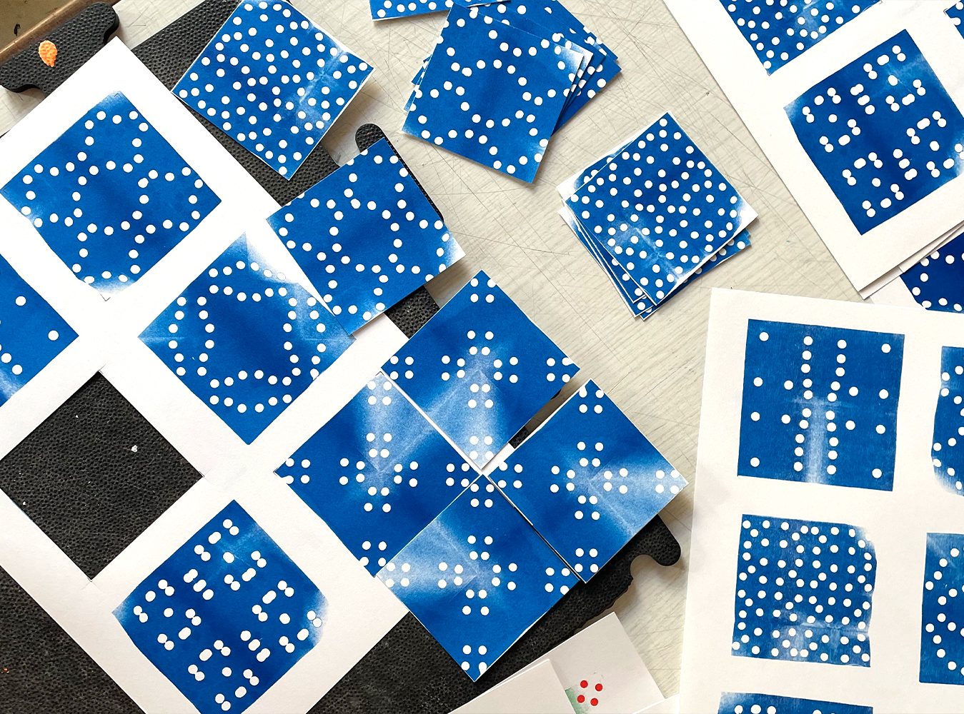 Photos prises durant le workshop The Rhythm of The Tiles à l'ÉSAD d'Amiens en 2021. Durant cette semaine France-Portugal, les étudiants ont réalisé une collection de carreaux, qui selon l'assemblage, permettait de créer différents motifs.