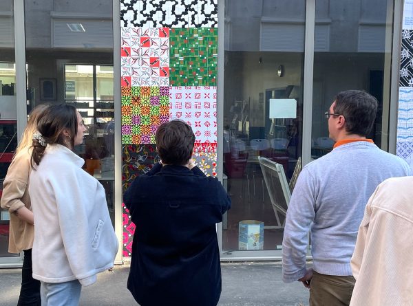 Photos prises durant le workshop The Rhythm of The Tiles à l'ÉSAD d'Amiens en 2021. Durant cette semaine France-Portugal, les étudiants ont réalisé une collection de carreaux, qui selon l'assemblage, permettait de créer différents motifs.