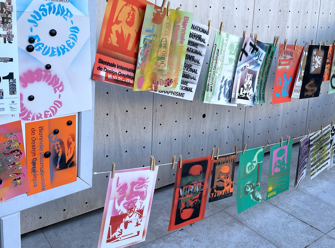 Animation d'un atelier participatif dans le cadre de la biennale internationale de design graphique de Chaumont. l'atelier reprend le thème Viral de la biannale. Il était possible de s'approprier l'identité visuelle de la biennale en composant sa propre affiche à l'aide de pochoirs.