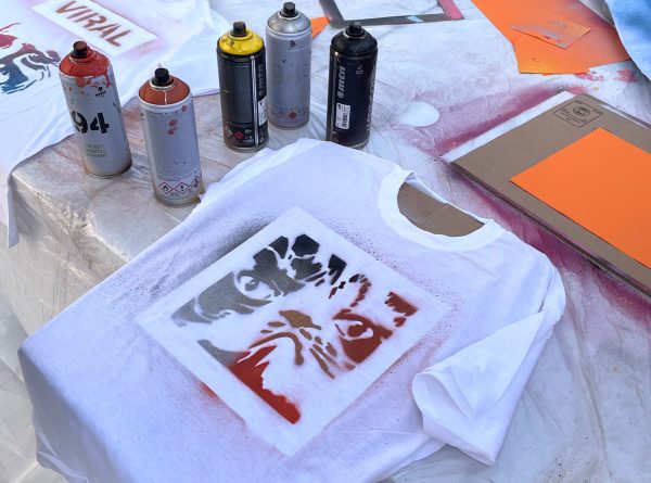 Animation d'un atelier participatif dans le cadre de la biennale internationale de design graphique de Chaumont. l'atelier reprend le thème Viral de la biannale. Il était possible de s'approprier l'identité visuelle de la biennale en composant sa propre affiche à l'aide de pochoirs.