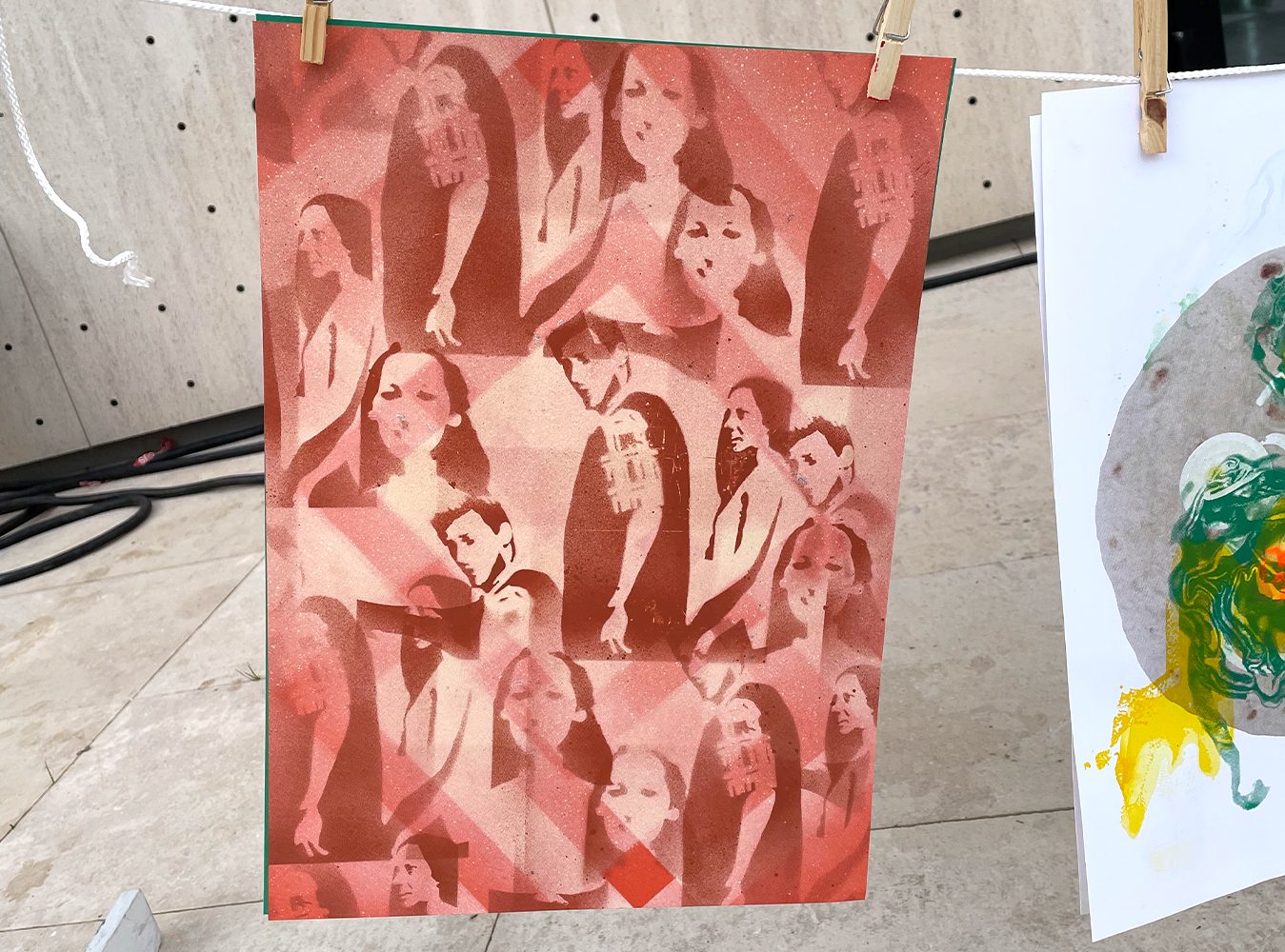 Animation d'un atelier participatif dans le cadre de la biennale internationale de design graphique de Chaumont. l'atelier reprend le thème Viral de la biannale. Il était possible de s'approprier l'identité visuelle de la biennale en composant sa propre affiche à l'aide de pochoirs.