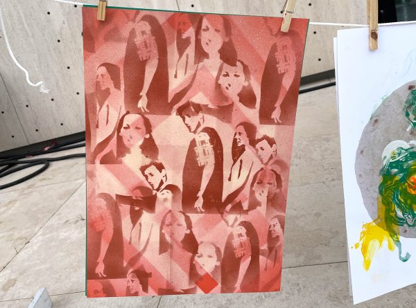 Animation d'un atelier participatif dans le cadre de la biennale internationale de design graphique de Chaumont. l'atelier reprend le thème Viral de la biannale. Il était possible de s'approprier l'identité visuelle de la biennale en composant sa propre affiche à l'aide de pochoirs.