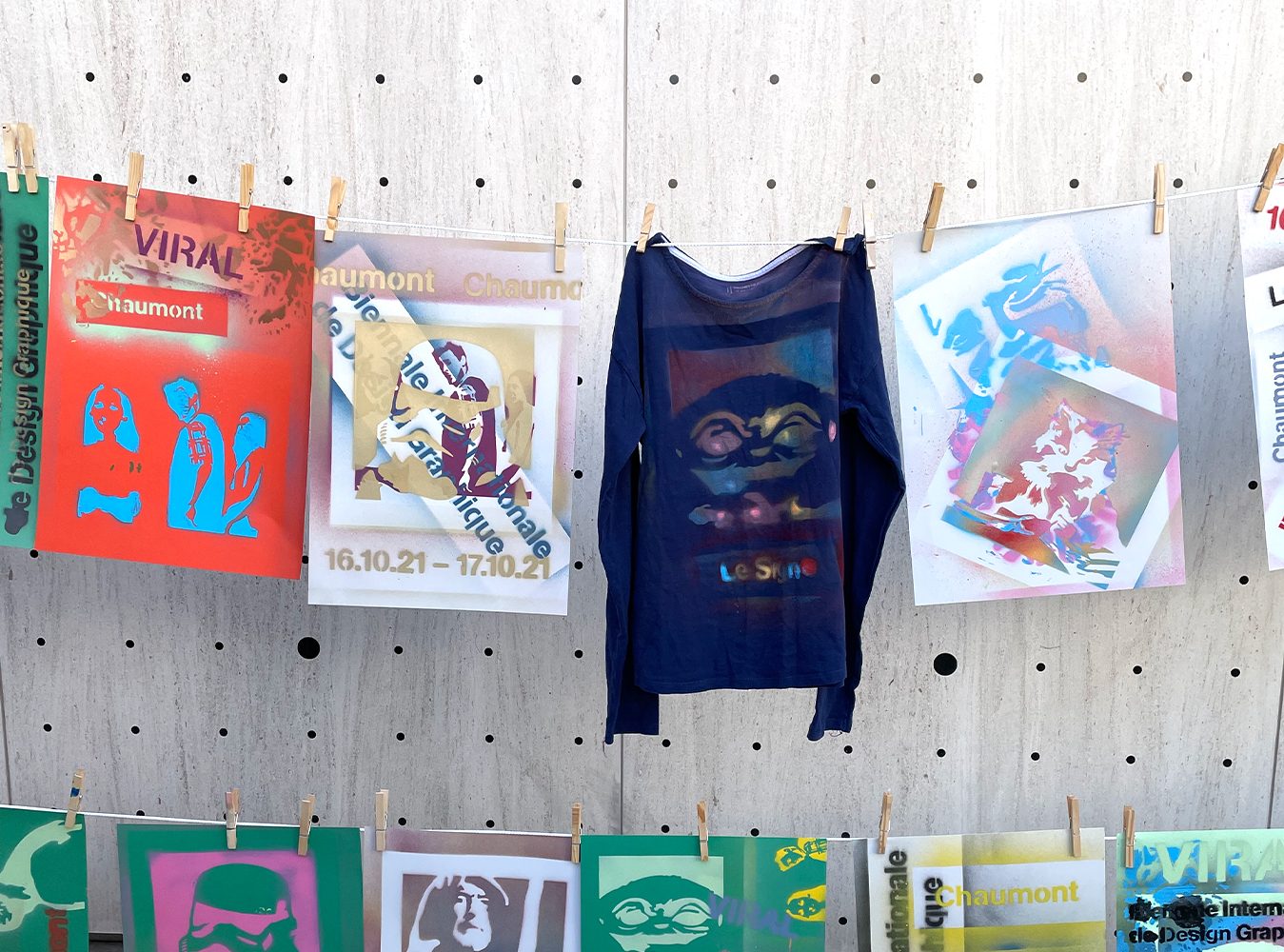 Animation d'un atelier participatif dans le cadre de la biennale internationale de design graphique de Chaumont. l'atelier reprend le thème Viral de la biannale. Il était possible de s'approprier l'identité visuelle de la biennale en composant sa propre affiche à l'aide de pochoirs.