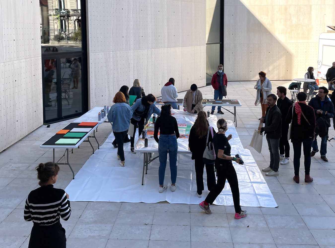 Animation d'un atelier participatif dans le cadre de la biennale internationale de design graphique de Chaumont. l'atelier reprend le thème Viral de la biannale. Il était possible de s'approprier l'identité visuelle de la biennale en composant sa propre affiche à l'aide de pochoirs.