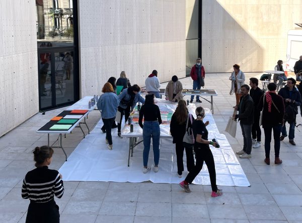 Animation d'un atelier participatif dans le cadre de la biennale internationale de design graphique de Chaumont. l'atelier reprend le thème Viral de la biannale. Il était possible de s'approprier l'identité visuelle de la biennale en composant sa propre affiche à l'aide de pochoirs.