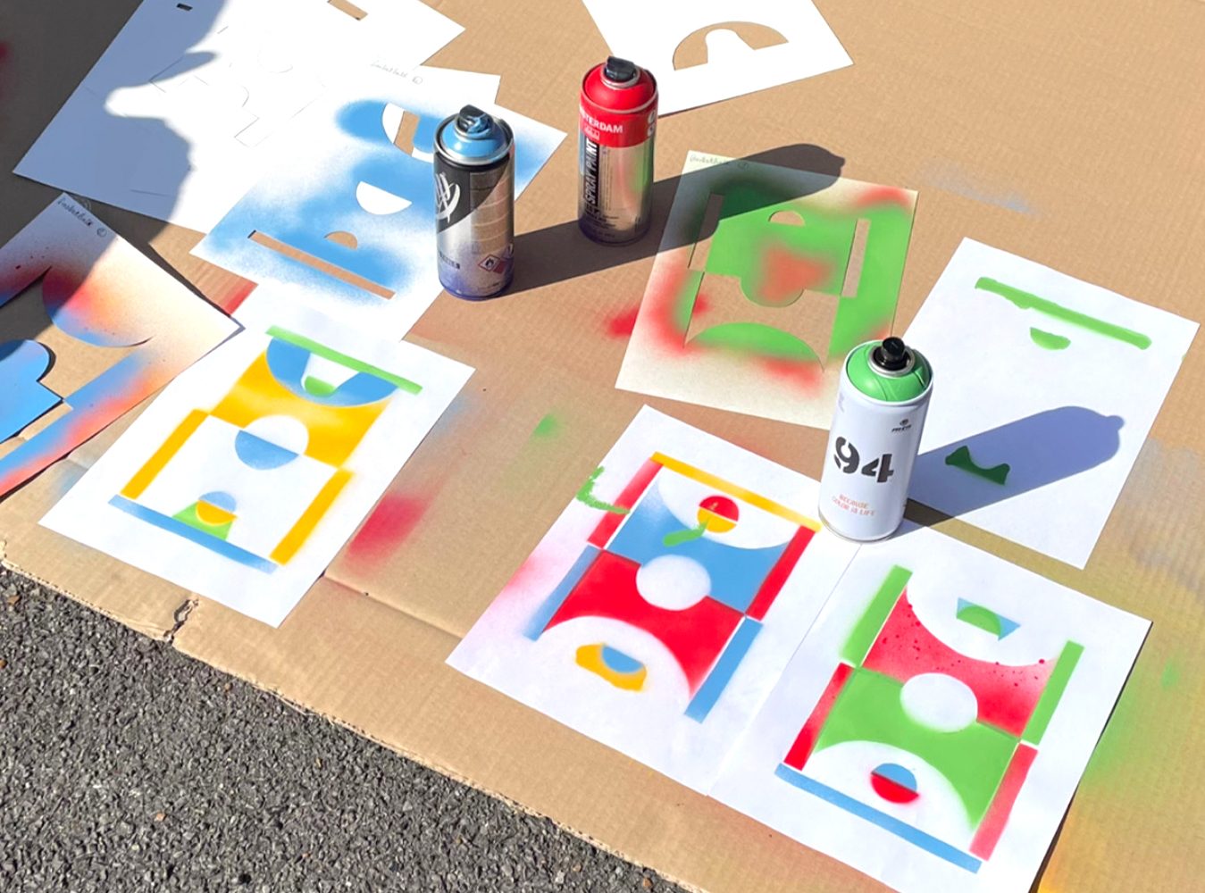 Atelier pochoir avec des classes d'écoliers de primaires. Leur école étant engagée dans le sport suite à sa labelisation horizon 2024, dans le cadre des jeux olympiques de paris 2024. Les élèves ont créé leur propre terrain de basket, foot, tennis et handball en superposant 5 pochoirs avec de la peinture en bombe.