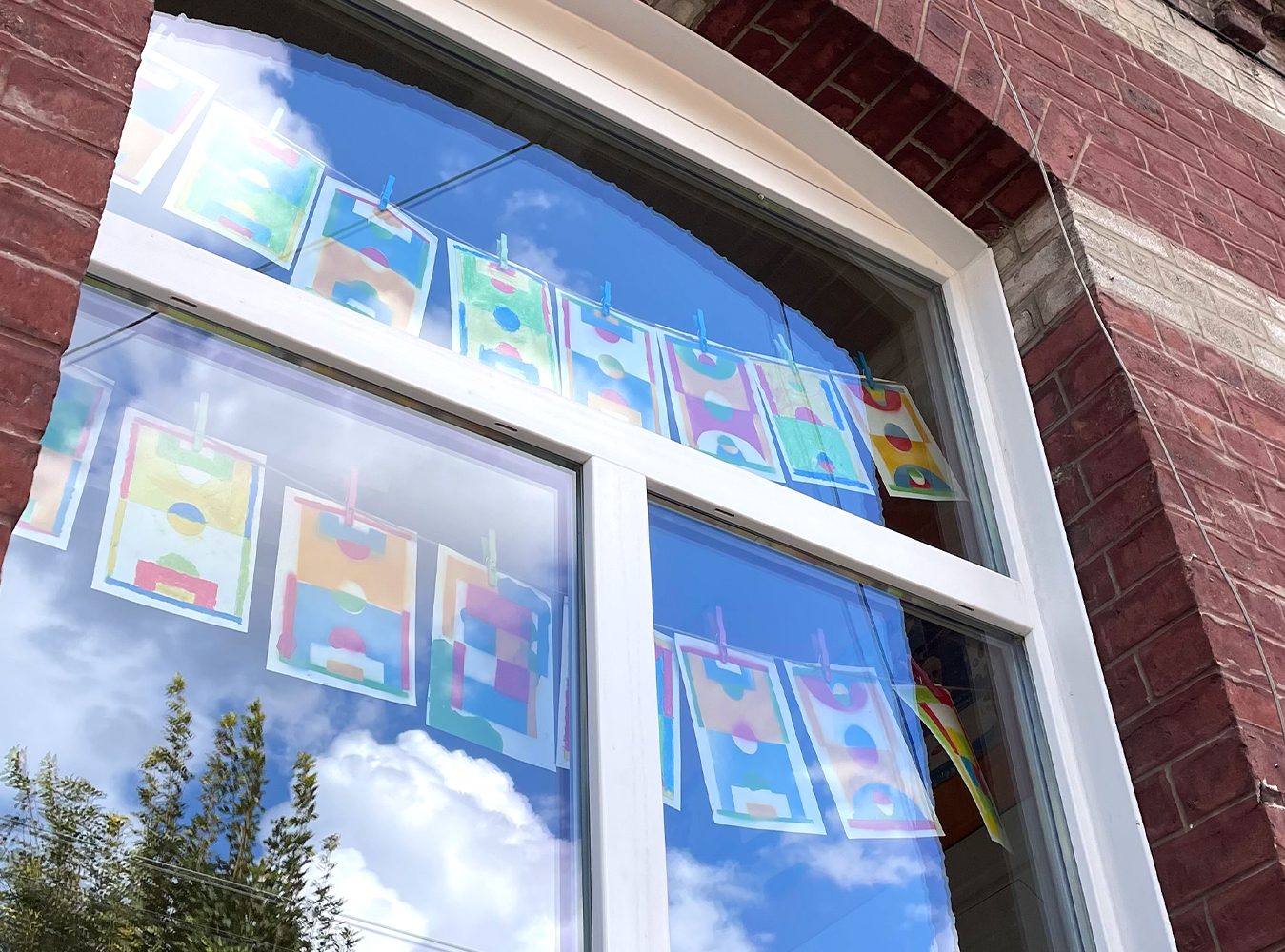 Atelier pochoir avec des classes d'écoliers de primaires. Leur école étant engagée dans le sport suite à sa labelisation horizon 2024, dans le cadre des jeux olympiques de paris 2024. Les élèves ont créé leur propre terrain de basket, foot, tennis et handball en superposant 5 pochoirs avec de la peinture en bombe.