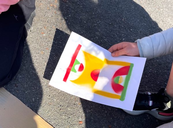 Atelier pochoir avec des classes d'écoliers de primaires. Leur école étant engagée dans le sport suite à sa labelisation horizon 2024, dans le cadre des jeux olympiques de paris 2024. Les élèves ont créé leur propre terrain de basket, foot, tennis et handball en superposant 5 pochoirs avec de la peinture en bombe.