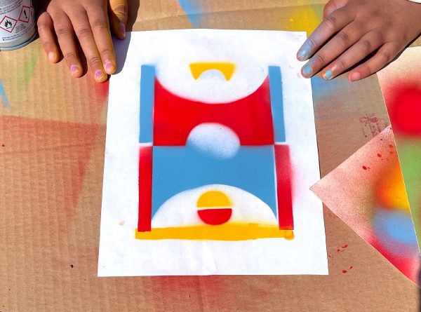 Atelier pochoir avec des classes d'écoliers de primaires. Leur école étant engagée dans le sport suite à sa labelisation horizon 2024, dans le cadre des jeux olympiques de paris 2024. Les élèves ont créé leur propre terrain de basket, foot, tennis et handball en superposant 5 pochoirs avec de la peinture en bombe.