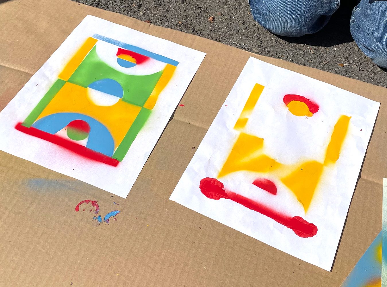 Atelier pochoir avec des classes d'écoliers de primaires. Leur école étant engagée dans le sport suite à sa labelisation horizon 2024, dans le cadre des jeux olympiques de paris 2024. Les élèves ont créé leur propre terrain de basket, foot, tennis et handball en superposant 5 pochoirs avec de la peinture en bombe.