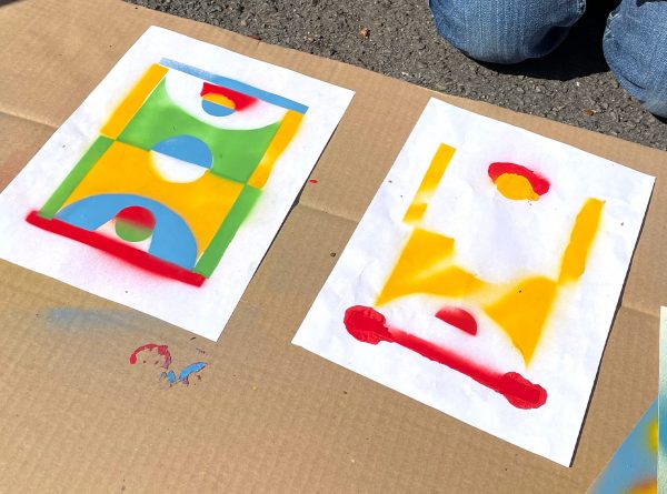 Atelier pochoir avec des classes d'écoliers de primaires. Leur école étant engagée dans le sport suite à sa labelisation horizon 2024, dans le cadre des jeux olympiques de paris 2024. Les élèves ont créé leur propre terrain de basket, foot, tennis et handball en superposant 5 pochoirs avec de la peinture en bombe.